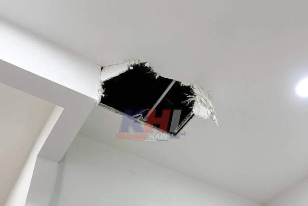 Keadaan siling dalam rumah yang rosak ditebuk di Taman Kluang Perdana di sini, Selasa lalu. Foto KHI