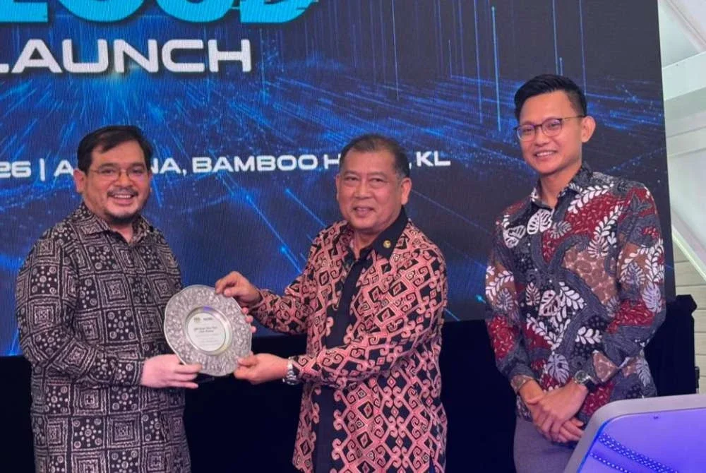 Mohamad Helmi (kiri) bersama Wilson Ugak (dua dari kanan) semasa pelancaran Altel Cloud di Astana GlassHouse, Bamboo Hills, Kuala Lumpur pada Khamis.