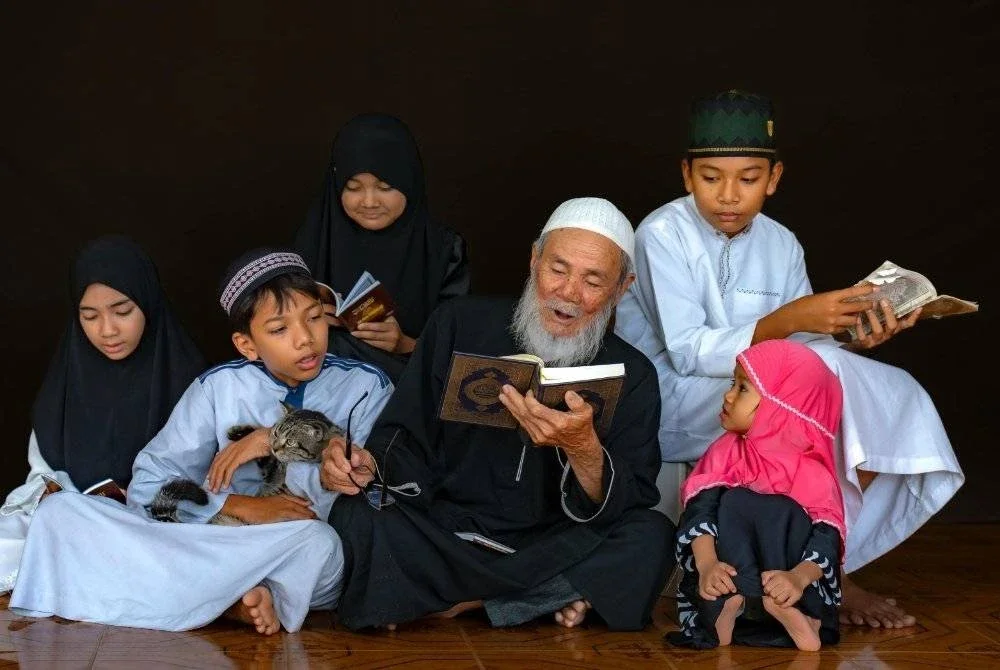 IBU BAPA juga memainkan peranan untuk mengajak anak-anak mempertingkan ibadah pada bulan Syaaban sebelum Ramadan tiba. Foto Canva