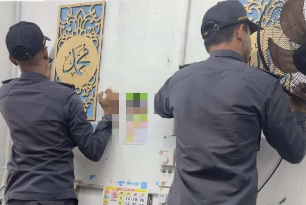 Pasukan penguat kuasa turut menyita beberapa barangan berkaitan termasuk set kalimah ALLAH dan Muhammad diperbuat daripada kayu dan plastik. Foto KPDN Perak