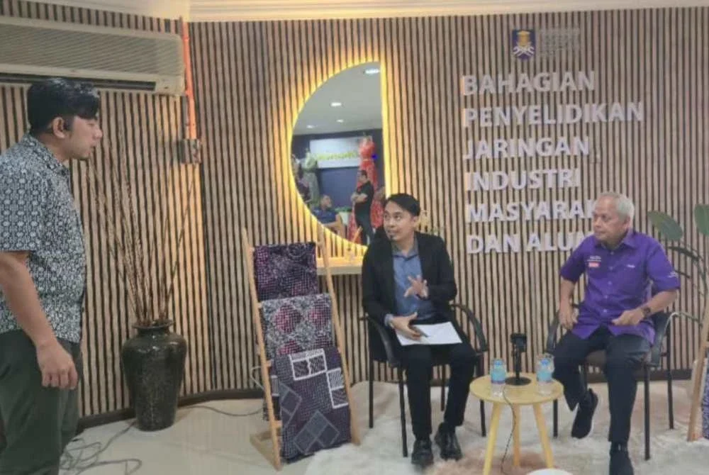 Muhammad Nasir (kanan) bersama Dr. Iqbal sebelum sesi podcast secara langsung mengenai Wacana Kepimpinan Dikalangan Mahasiswa, bertempat di Penyelidikan, Jaringan Industri, Masyarakat dan Alumni, UiTM Cawangan Kelantan.