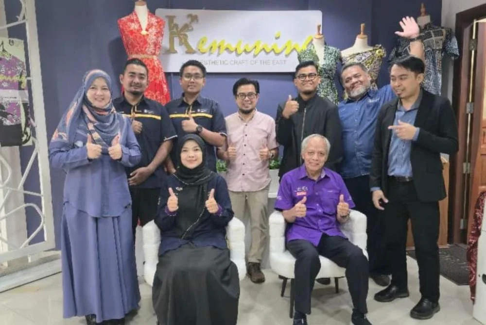 Muhammad Nasir (duduk, kanan) bersama Timbalan Rektor PJIM&A dan staf Fakulti Seni Lukis dan Seni Reka, UiTM Cawangan Kelantan.