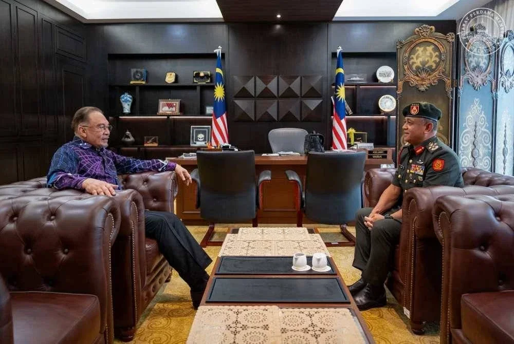 Anwar ketika menerima kunjungan Azhan di Bangunan Parlimen, Kuala Lumpur pada Khamis. FOTO: Facebook Anwar Ibrahim 
