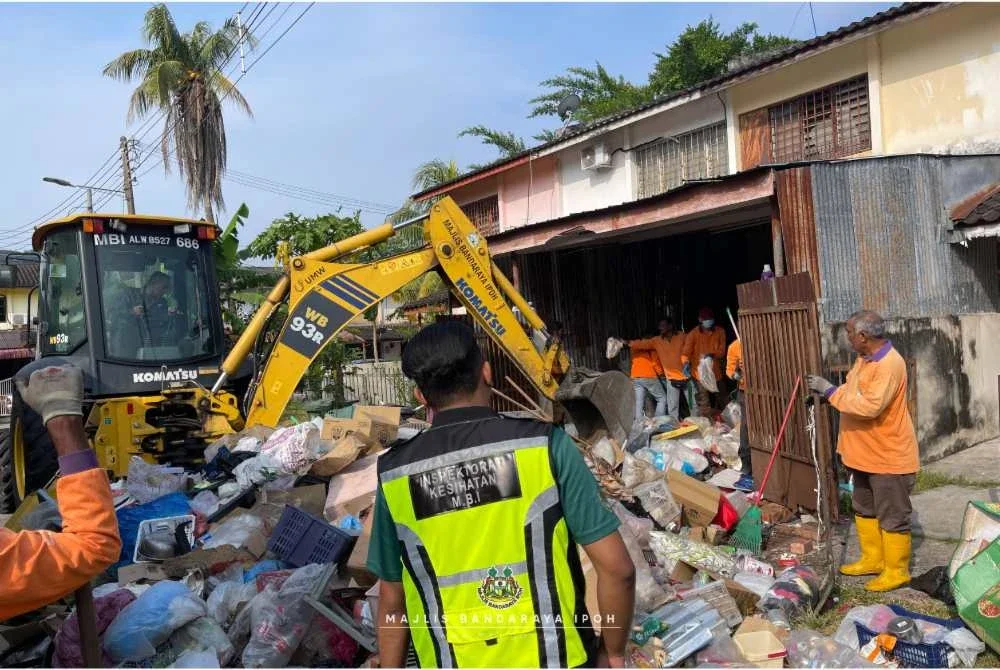 MBI melaksanakan operasi bersepadu untuk menghapus kacau ganggu oleh seorang penghuni di Taman Bersatu, Simpang Pulai. Foto MBI