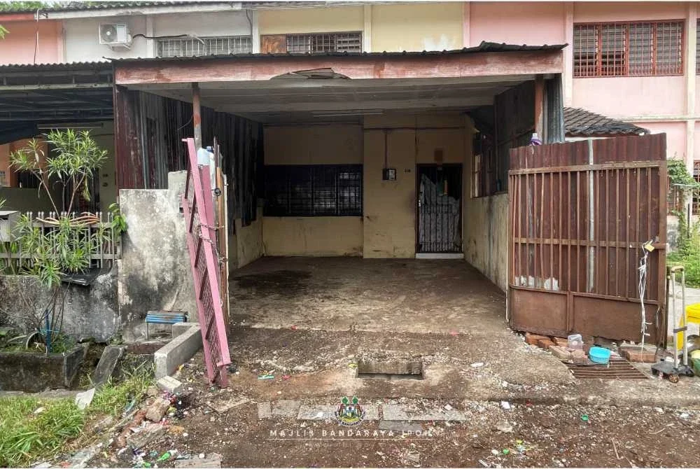 Pelbagai barangan termasuk plastik, kertas, besi dan kayu dipindahkan sepenuhnya dan operasi berjaya diselesaikan dalam tempoh tiga jam tanpa sebarang insiden tidak diingini. Foto MBI