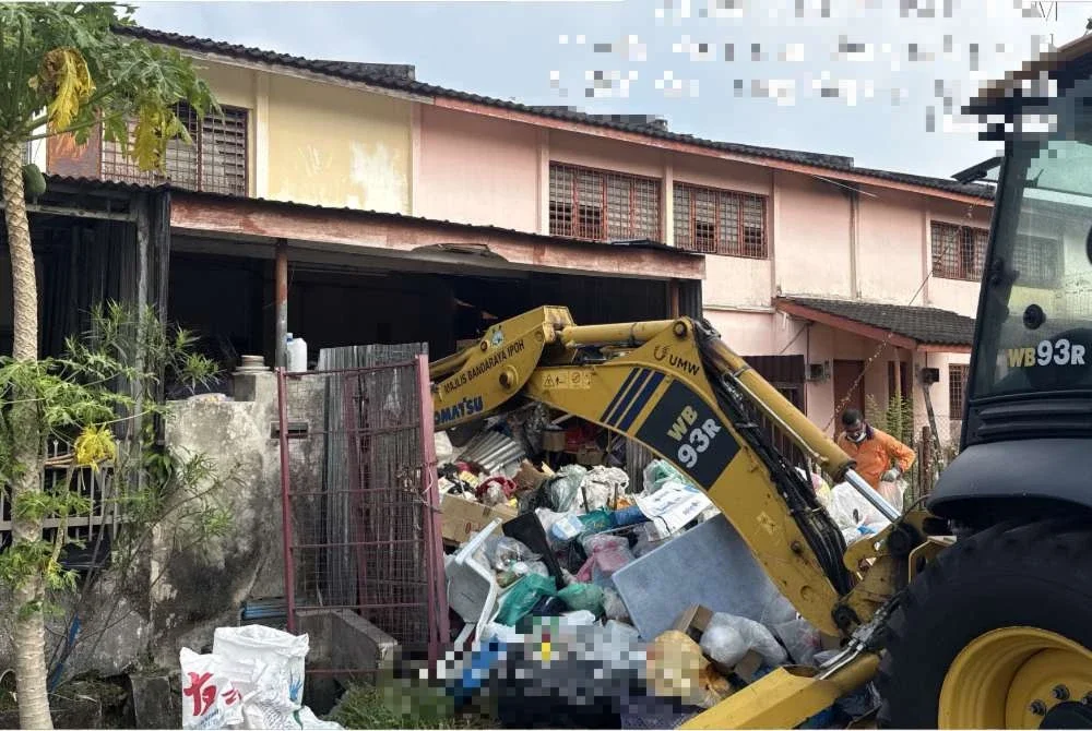 Sebanyak lima lori berkapasiti tujuh tan bersama sebuah jengkaut digerakkan dengan kekuatan 27 anggota pembersihan. Foto MBI