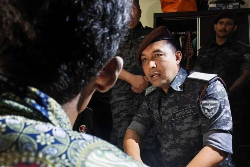 Lokman sedang menyoal siasat warga asing yang ditahan.