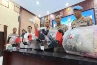 Pihak berkuasa menunjukkang barang bukti kes pembunuhan tersebut. Foto: Agensi