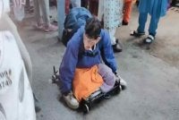 Mangilal mengalami masalah berjalan akibat penyakit kusta dan sering dilihat duduk di atas pelantar kayu yang dipasangkan roda.
