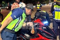 Motosikal berkenaan ditahan atas pelbagai kesalahan termasuk ubah suai ekstrem.
