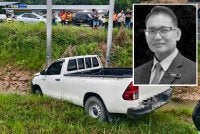 Seorang pengetua maut selepas pacuan empat roda yang dipandunya terbabas dan merempuh tiang elektrik di Kudat. Gambar kecil: Mangsa, Ahmad Mehdunah
