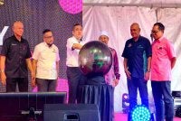 Anthony (tiga dari kiri) merasmikan Majlis Pelancaran Program Transformasi Perkhidmatan Bas Berhenti-Henti Bas.My di pekarangan Stadium Sultan Muhammad IV, Kota Bharu pada Khamis dan hadir sama ialah Mohd Nassuruddin (tiga dari kanan).