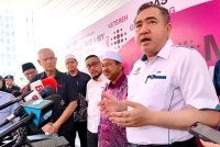 Anthony (kanan) bersama Mohd Nassuruddin (dua dari kanan) semasa sidang akhbar selepas merasmikan Majlis Pelancaran Program Transformasi Perkhidmatan Bas Berhenti-Henti Bas.My di pekarangan Stadium Sultan Muhammad IV, Kota Bharu pada Khamis.
