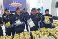 Fadil (tiga dari kanan) menunjukkan dadah yang dirampas dalam sidang akhbar di Ibu Pejabat Polis Kontinjen Kuala Lumpur pada Khamis.