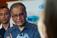 Dr Dzulkefly bercakap kepada media selepas Majlis Pelancaran Unit Bergerak Saringan Kesihatan Jantung di Kompleks RHB Bangi. Foto: Bernama
