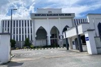 Seorang bekas pengarah eksekutif dihadapkan ke Mahkamah Sesyen Kota Bharu pada Khamis atas 13 pertuduhan menyalahgunakan harta syarikat bernilai RM485,500. Gambar hiasan 