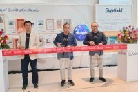 Chee Seng (kanan) bersama tetamu jemputan nemotong reben sebagai simbolik pembukaanSkyWorld Gallery @ Seberang Jaya, pada Rabu.