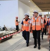 Anthony (kanan) bersama Darwis mengadakan lawatan ke Stesen ECRL Kota Bharu di Tunjong, Kota Bharu pada Khamis.