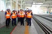 Anthony (dua dari kanan) bersama Darwis (dua dari kiri) mengadakan lawatan ke Stesen ECRL Kota Bharu di Tunjong, Kota Bharu pada Khamis.

