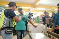 Pegawai KPDN sedang menjalankan pemeriksaan dalam operasi dijalankan di Sri Muda, Shah Alam pada Khamis.