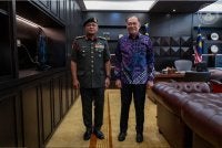 Anwar menerima kunjungan hormat Azhan. FOTO: Facebook Anwar Ibrahim 