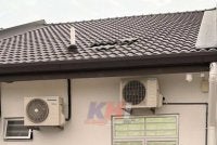 Keadaan bumbung rumah mangsa yang ditebuk individu tidak dikenali di Taman Kluang Perdana di sini, Selasa lalu. Foto KHI