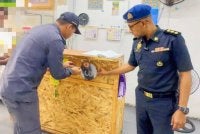 Serbuan pada jam 1 petang pada Rabu itu turut mengesan pemilik premis mengeksploitasi kalimah ALLAH dan ayat suci al-Quran bagi menarik kehadiran pelanggan. Foto KPDN Perak