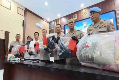 Pihak berkuasa menunjukkang barang bukti kes pembunuhan tersebut. Foto: Agensi