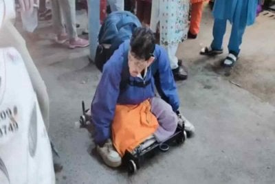 Mangilal mengalami masalah berjalan akibat penyakit kusta dan sering dilihat duduk di atas pelantar kayu yang dipasangkan roda.
