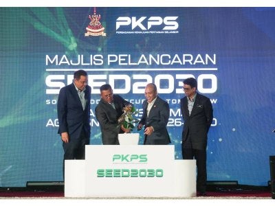Amirudin (dua dari kiri) diiringi Mohamad Khairil (dua dari kanan) menyempurnakan Majlis Pelancaran SEED2030 di Shah Alam pada Isnin. / Foto: MOHD HALIM ABDUL WAHID