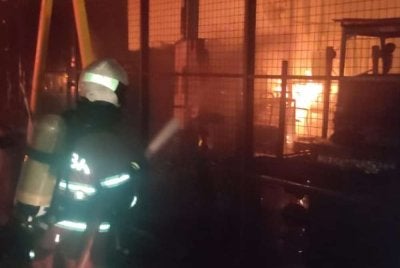 Anggota bomba memadamkan kebakaran di lokasi kejadian.