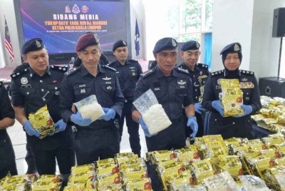 Fadil (tiga dari kanan) menunjukkan dadah yang dirampas dalam sidang akhbar di Ibu Pejabat Polis Kontinjen Kuala Lumpur pada Khamis.