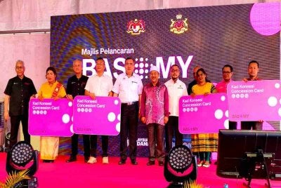 Anthony (lima dari kiri) bersama Mohd Nassuruddin (lima dari kanan) semasa Majlis Pelancaran Program Transformasi Perkhidmatan Bas Berhenti-Henti Bas.My di pekarangan Stadium Sultan Muhammad IV, Kota Bharu pada Khamis.