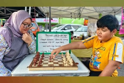 Nur Syazana ada kalanya bermain catur dengan Raziq bagi membantu mengasah kemahirannya.