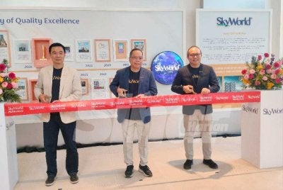 Chee Seng (kanan) bersama tetamu jemputan nemotong reben sebagai simbolik pembukaanSkyWorld Gallery @ Seberang Jaya, pada Rabu.