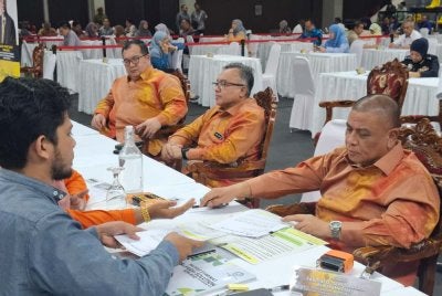 Saarani (kanan) sempena Program Mesra Hari Bertemu Pelanggan Kerajaan Negeri Perak Siri 1 Tahun 2026 di Stadium Indera Mulia pada Khamis.