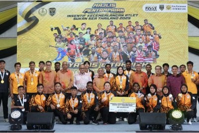 Saarani (berdiri, tengah) bersama atlet anak Perak yang melakar kejayaan meraih pingat di pentas Sukan SEA Thailand 2025.