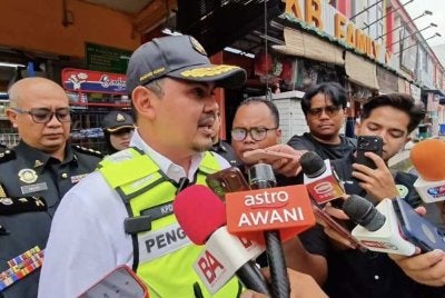 Muhamad Hanif ketika sidang akhbar selepas operasi sinergi KPDN bersama SSM di Sri Muda di sini pada Khamis.