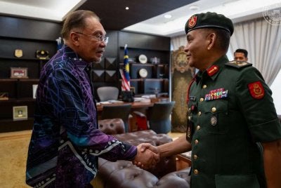 Anwar bersalaman dengan Panglima Tentera Darat yang baharu, Jeneral Datuk Azhan Md Othman.