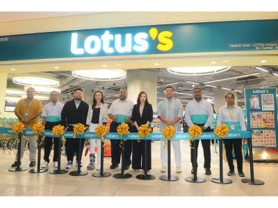 Neil Gurusamy (tengah) ketika merasmikan cawangan Lotus’s Malaysia ke-70 di Datum Jelatek pada Sabtu.