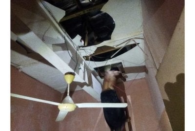 Seorang lelaki warga asing bersembunyi di atas bumbung.