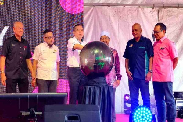 Anthony (tiga dari kiri) merasmikan Majlis Pelancaran Program Transformasi Perkhidmatan Bas Berhenti-Henti Bas.My di pekarangan Stadium Sultan Muhammad IV, Kota Bharu pada Khamis dan hadir sama ialah Mohd Nassuruddin (tiga dari kanan).