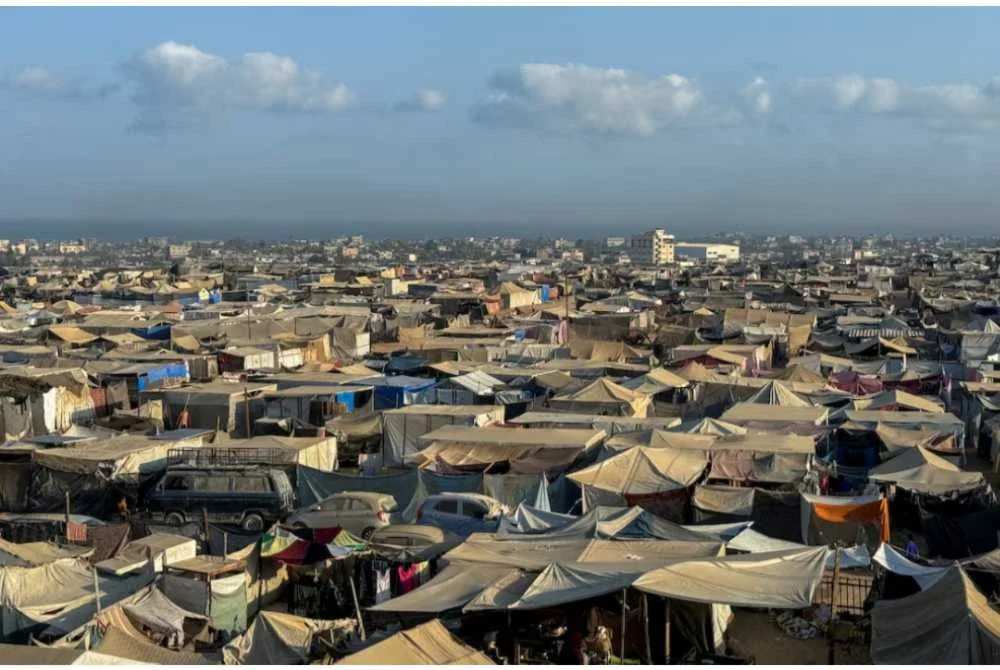 Israel pernah menubuhkan 'zon selamat' di al-Mawasi hingga menyebabkan kesesakan teruk di kawasan selatan wilayah tersebut. - Foto AFP