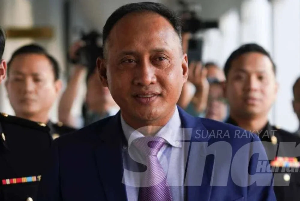 Mohamed Fauzi Khamis tiba di Mahkamah Sesyen Kuala Lumpur dengan diiringi pegawai SPRM pada Jumaat. Foto: Rosli Talib