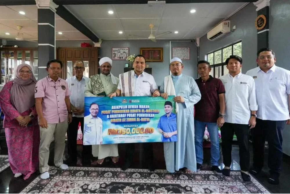Ahmad Farhan (tengah) bersama pihak pengurusan ketika mengadakan lawatan kerja ke pusat pendidikan islam berkenaan.
