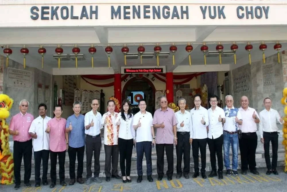 Kak Woh (tengah) sempena lawatan kerjanya ke Sekolah Menengah Yuk Choy (SUWA) di Jelapang pada Jumaat.