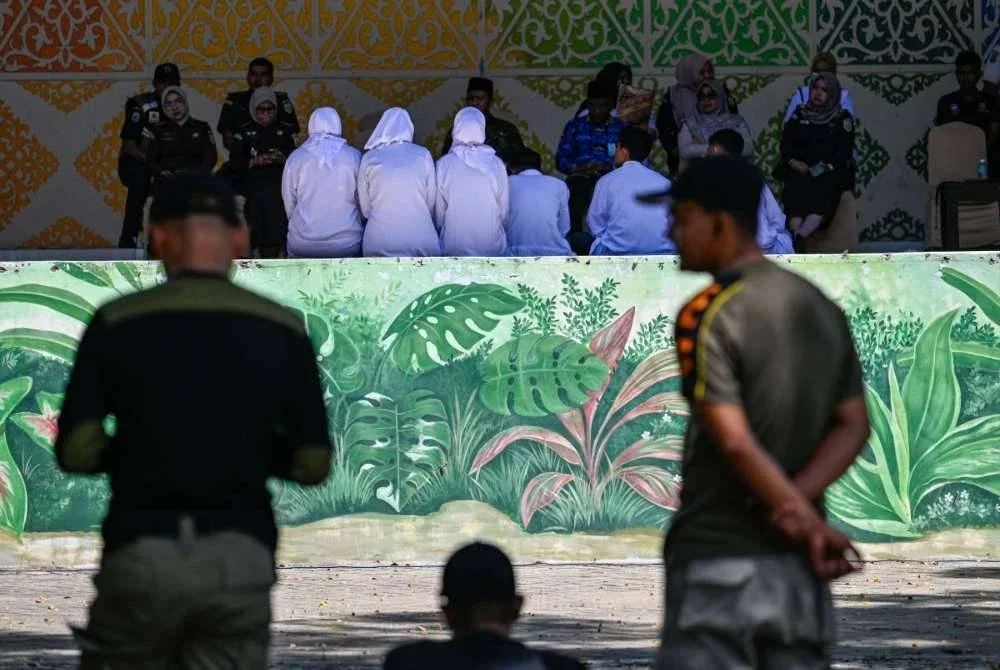 Pesalah dibawa di kawasan awam sebelum disebat secara terbuka.