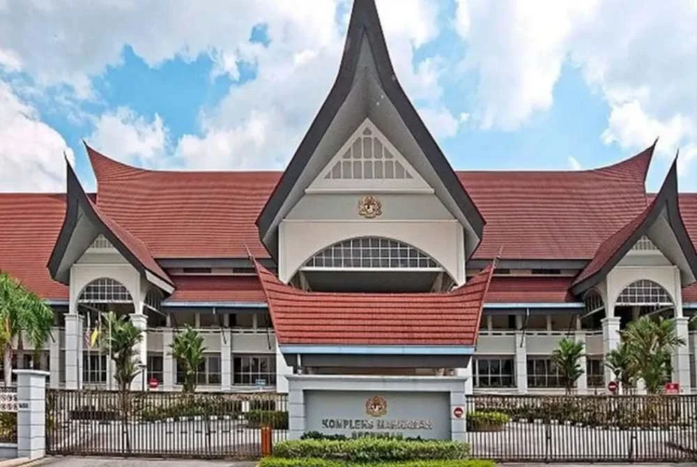 Seorang pekerja kafe mengaku tidak bersalah di Mahkamah Sesyen Seremban pada Jumaat atas pertuduhan merogol seorang remaja perempuan berusia 15 tahun 11 bulan di tepi jalan di Kuala Pilah, tahun lalu.