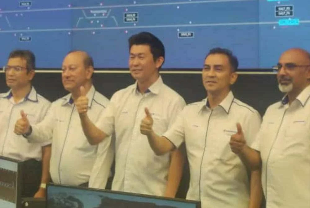 Prodyut (dua dari kiri) ketika melawat Bangunan Pusat Kawalan Operasi (OCC), Depoh Johan Setia, Klang pada Jumaat.