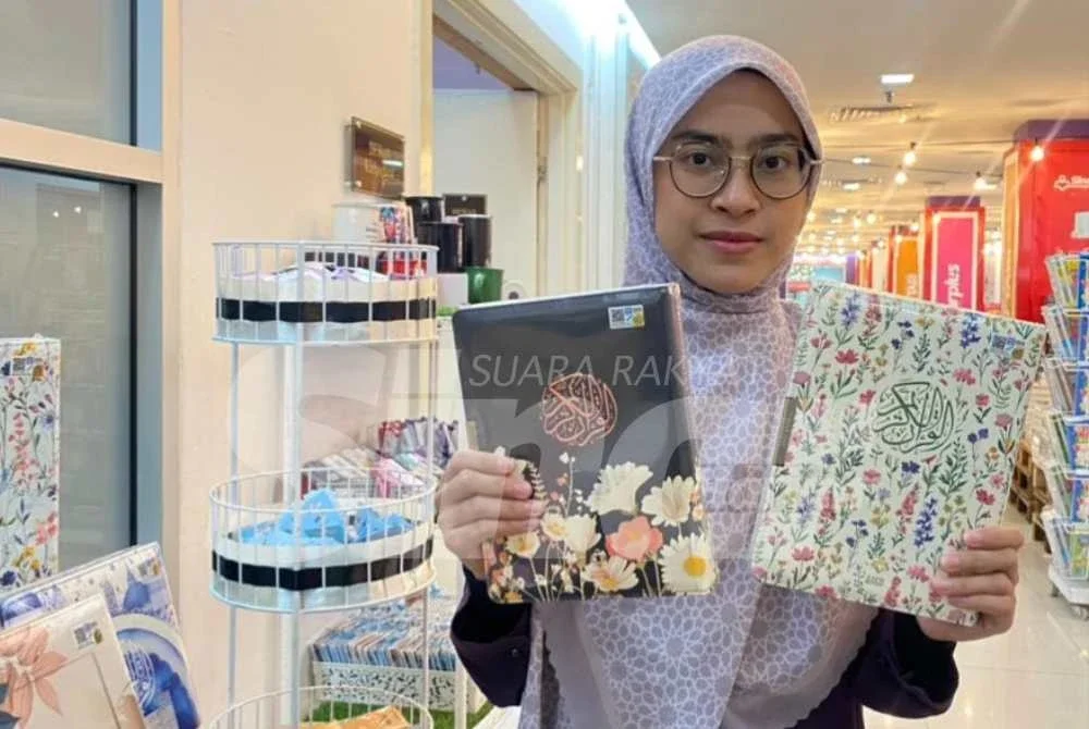 Wan Nurulamni menunjukkan corak terbaharu al-Quran Organizer Mu'jam (A02) yang dijual sepanjang Karangkraf Ramadan Bookfest.